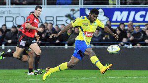 Clermont winger Noa Nakaitaci kicks ahead on his way to scoring against Oyonnax in the Top 14 on Sunday