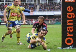 Morgan Parra scores a try as he notches up 25 points for Clermont against Stade Francais in the Top 14