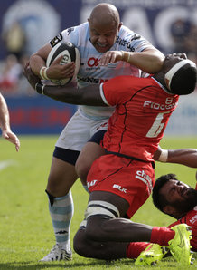 Luc Ducalcon fends off Yannick Nyanga as Racing Metro beat Toulouse in the Top 14
