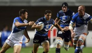 Montpellier moved to the head of the Top 14 with an easy win over 14-man Castres