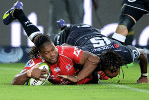 Howard Mnisi goes over for the Lions