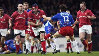 Current Munster head coach Anthony Foley on the charge for Munster in the 2002 Heineken Cu QF's...Munster won 16-14 on that day