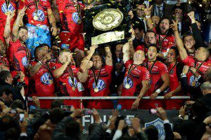 Jonny Wilkinson lifts the Brennus after Toulon beat Castres in the Top 14 final