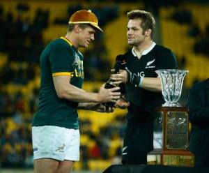Post-match: Richie McCaw congratulates Jean de Villiers on playing 100 tests