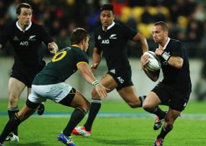 Aaron Cruden about to get tackled by his opposite, Handre Pollard